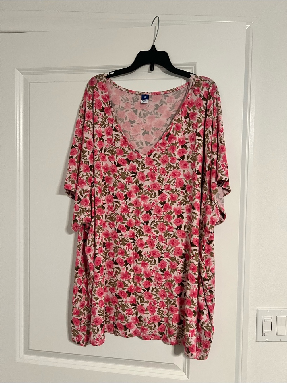 Old Navy Luxe Floral V-Neck Short Sleeve Tee Pink Rose Print
